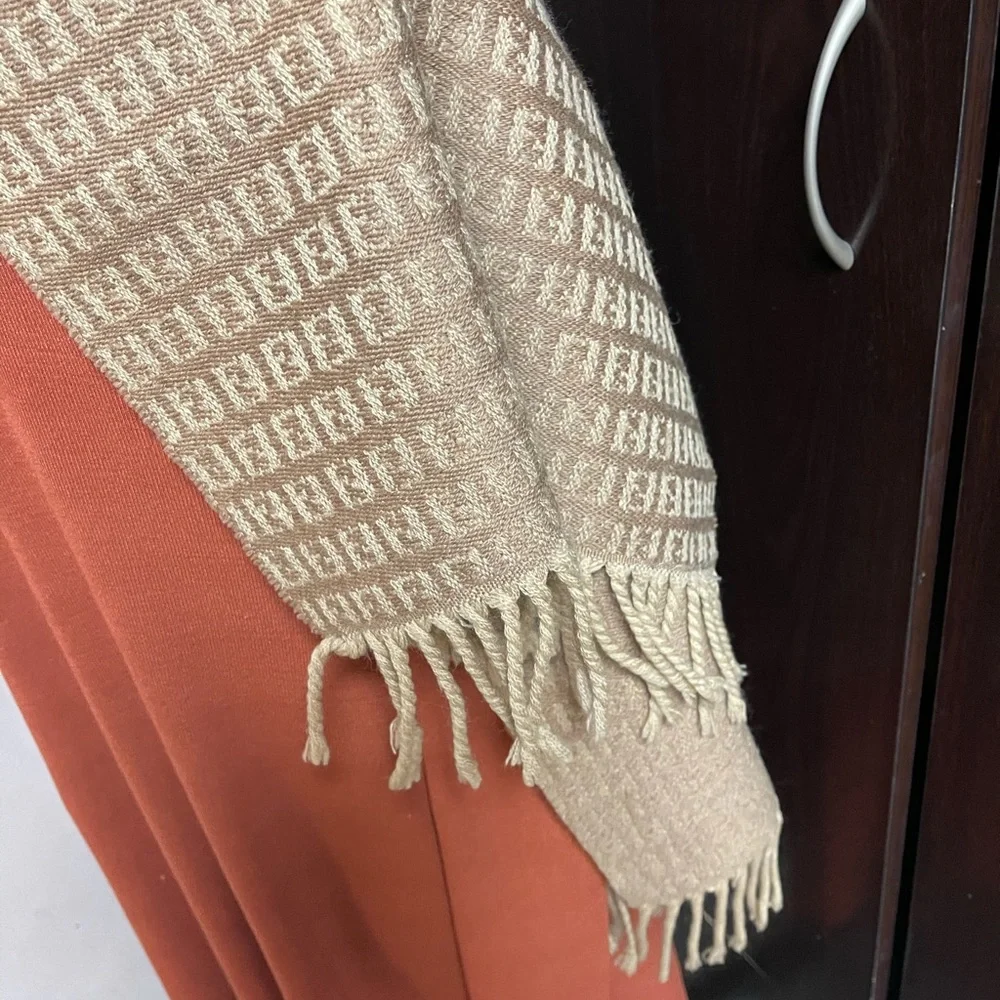 100% Authentic FENDI TAN WOOL SCARF - Picture 5 of 9